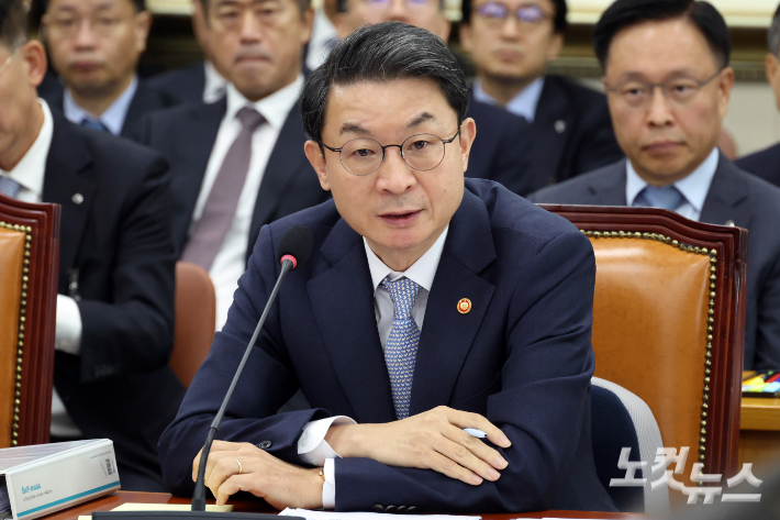 이억원 금융위원장이 20일 서울 여의도 국회 정무위원회에서 열린 금융위원회·한국산업은행·중소기업은행에 대한 국정감사에서 의원 질의에 답변을 하고 있다. 윤창원 기자