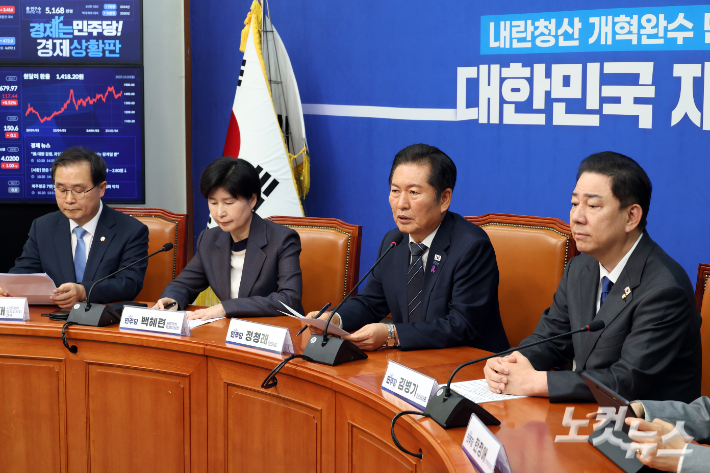 더불어민주당 정청래 대표가 20일 서울 여의도 국회에서 열린 사법개혁특별위원회 사법개혁안 발표 기자간담회에서 발언을 하고 있다. 윤창원 기자