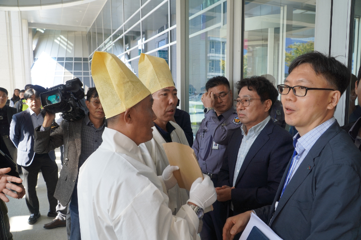 김관영 지사에게 면담요청서를 전달하기 위해 도청 진입을 시도하다 제지당한 유족들이 도청 직원에 항의하고 있다. 심동훈 기자