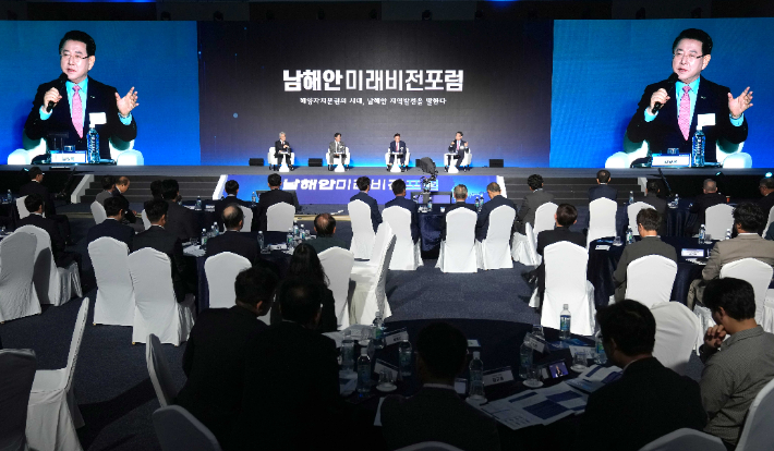 김영록 전라남도지사가 20일 부산 벡스코 컨벤션홀에서 열린 '2025 남해안 미래비전 포럼'에 참석해 박형준 부산시장, 박완수 경남도지사와 남해안권 발전 비전 및 지역 현안 등에 대한 정책토크를 하고 있다. 전라남도 제공  