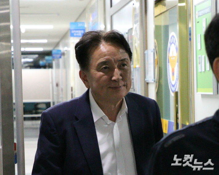 조사를 마치고 나오는 김영환 충북지사. 임성민 기자