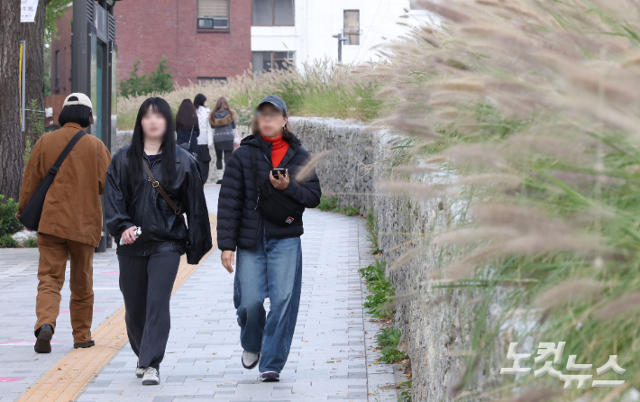 북쪽에서 찬 공기가 남하하면서 아침 기온이 급격히 떨어진 20일 오전 서울 종로구 열린송현 녹지광장 인근에 두꺼운 옷을 입은 시민들이 발걸음을 재촉하고 있다. 류영주 기자