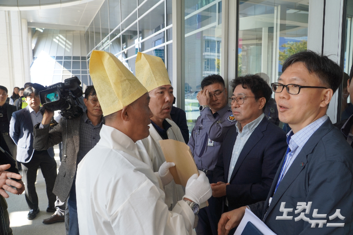 김관영 지사에게 면담요청서를 전달하기 위해 도청 진입을 시도하다 제지당한 유족들이 도청 직원에 항의하고 있다. 심동훈 기자