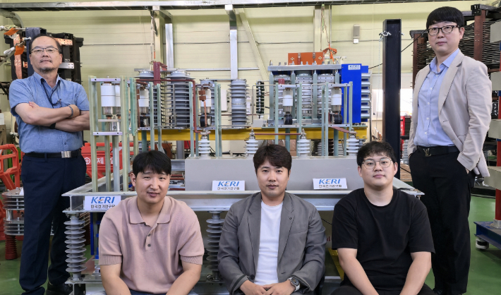 KERI 안현모 박사(오른쪽) 연구팀이 MV급 '하이브리드 직류 차단기'를 국내 최초로 개발했다. 한국전기연구원 제공 