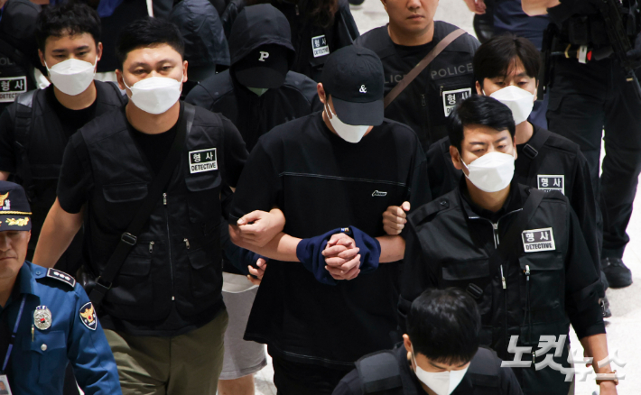 캄보디아 온라인 사기에 가담해 구금된 한국인들이 18일 오전 인천국제공항 제2터미널을 통해 송환되고 있다. 인천공항=황진환 기자
