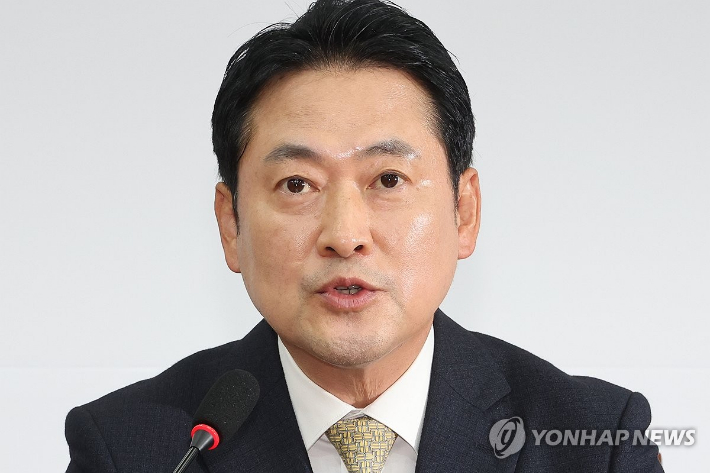 (서울=연합뉴스) 김주성 기자 = 국민의힘 장동혁 대표가 20일 서울 여의도 국회에서 더불어민주당의 사법개혁안과 언론개혁안에 대한 입장을 밝히고 있다. 2025.10.20 utzza@yna.co.kr 연합뉴스