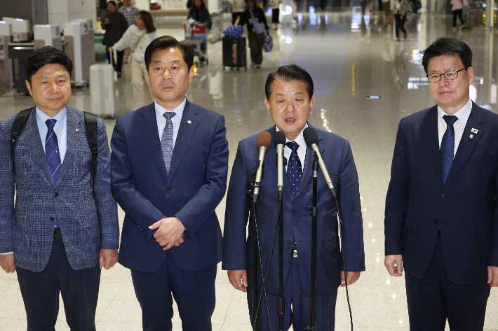 더불어민주당 김병주 최고위원(오른쪽 두번째)을 단장으로 한 재외국민 안전대책단이 한국인 납치, 구금 사태에 대응하기 위해 15일 인천국제공항을 통해 캄보디아로 출국하기에 앞서 발언을 하고 있다. 연합뉴스