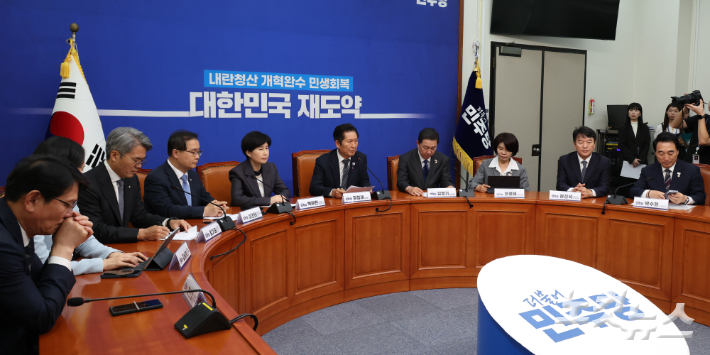 더불어민주당 정청래 대표가 20일 서울 여의도 국회에서 열린 사법개혁특별위원회 사법개혁안 발표 기자간담회에서 발언을 하고 있다. 윤창원 기자