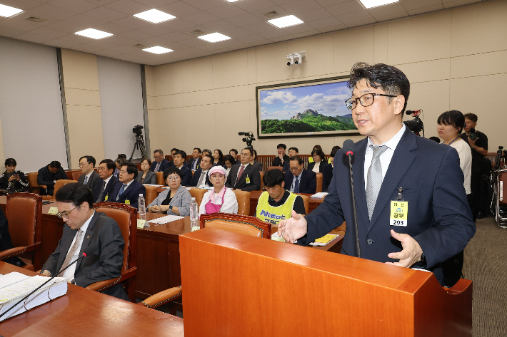 15일 서울 여의도 국회에서 열린 고용노동부에 대한 기후에너지환경고용노동위원회 국정감사에 참고인 신분으로 출석한 문지석 검사가 쿠팡풀필먼트서비스(CFS) 관련 질의에 답변하고 있다. 연합뉴스