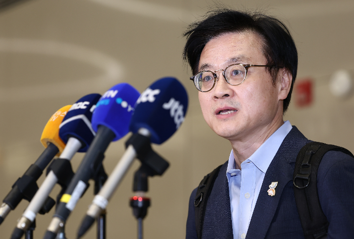 취재진 질문에 답하는 김정관 산업통상부 장관. 연합뉴스