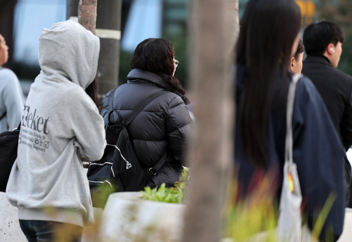 서울 광화문광장에서 시민들이 몸을 움츠린 채 출근길을 서두르고 있다. 연합뉴스