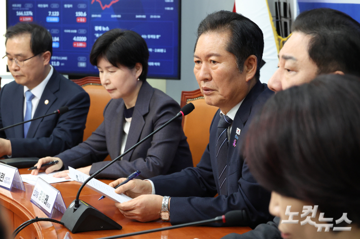 더불어민주당 정청래 대표가 20일 서울 여의도 국회에서 열린 사법개혁특별위원회 사법개혁안 발표 기자간담회에서 발언을 하고 있다. 윤창원 기자