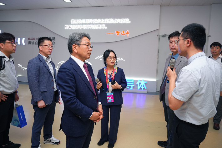 강기정 광주광역시장이 지난 9월 25일(현지시간) 오후 중국 항저우 인공지능컴퓨팅센터를 방문해 센터 관계자로부터 내부 시설을 소개 받고 있다. 광주시 제공