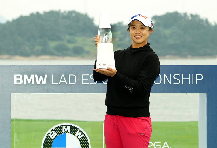 김세영이 19일 전남 해남군 파인비치 골프링크스에서 열린 LPGA 투어 BMW 레이디스 챔피언십에서 우승해 트로피를 들고 포즈를 취하고 있다. BMW 레이디스 챔피언십 대회 조직위원회 제공