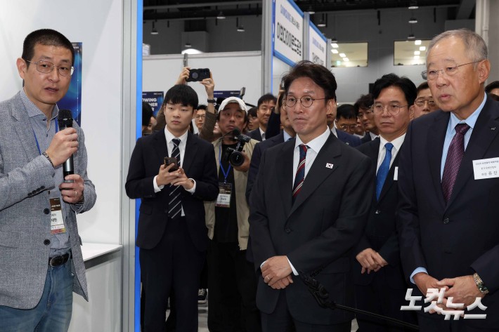 부스 돌아보는 김민석 국무총리