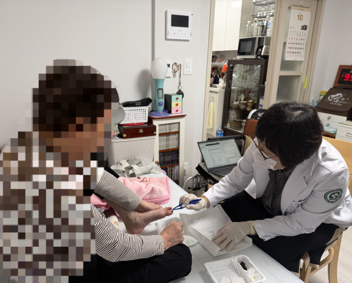 강릉의료원이 지역의 거동불편 재가 장기요양수급자를 위한 방문형 의료서비스를 본격 시작했다. 강릉의료원 제공