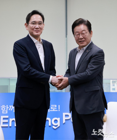 이재명 더불어민주당 대표와 이재용 삼성전자 회장이 20일 서울 강남구 삼성 청년 소프트웨어 아카데미(SSAFY)에서 열린 '청년 취업 지원 현장 간담회'에 앞서 환담하고 있다. 윤창원 기자