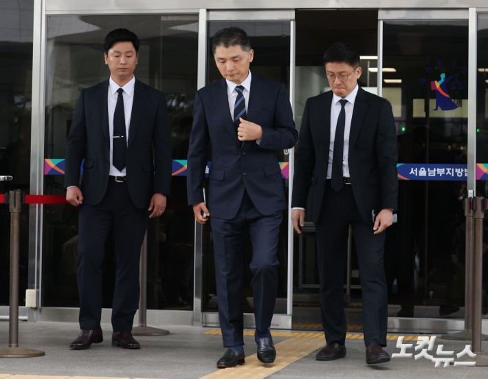 1심 무죄 선고 받고 법원 나서는 카카오 김범수