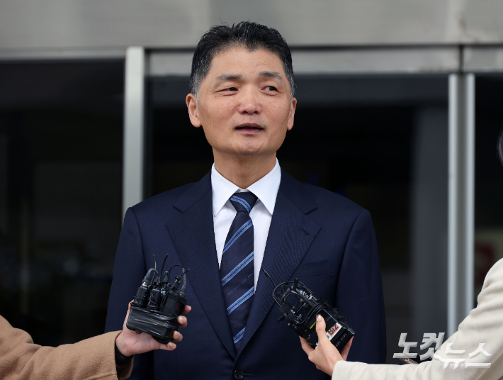 SM엔터테인먼트 시세 조종 혐의로 재판에 넘겨져 1심에서 무죄를 선고받은 카카오 창업자 김범수 경영쇄신위원장이 21일 오전 서울 양천구 남부지방법원을 나서며 입장을 밝히고 있다. 황진환 기자