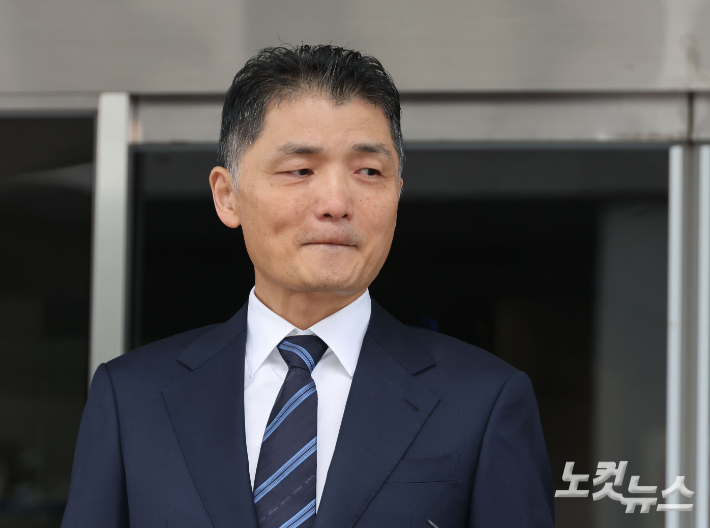 SM엔터테인먼트 시세 조종 혐의로 재판에 넘겨져 1심에서 무죄를 선고받은 카카오 창업자 김범수 경영쇄신위원장이 21일 오전 서울 양천구 남부지방법원을 나서고 있다. 황진환 기자
