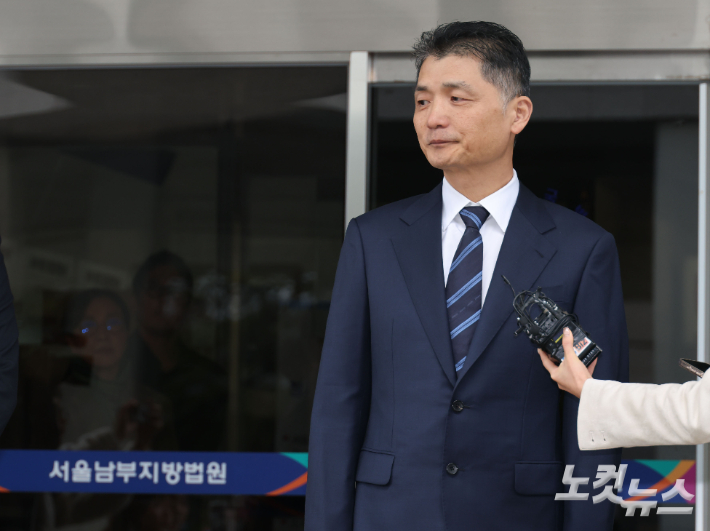 SM엔터테인먼트 시세 조종 혐의로 재판에 넘겨져 1심에서 무죄를 선고받은 카카오 창업자 김범수 경영쇄신위원장이 21일 오전 서울 양천구 남부지방법원을 나서며 입장을 밝히고 있다. 황진환 기자