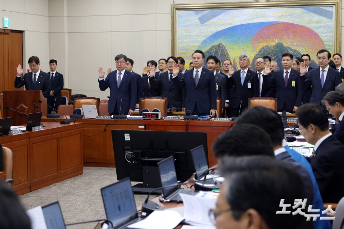 21일 서울 여의도 국회에서 열린 정무위원회의 금융감독원·예금보험공사·서민금융진흥원에 대한 국정감사에서 이찬진 금융감독원장과 피감기관 증인들이 선서를 하고 있다.