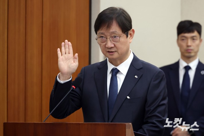 21일 서울 여의도 국회에서 열린 정무위원회의 금융감독원·예금보험공사·서민금융진흥원에 대한 국정감사에서 이찬진 금융감독원장이 선서를 하고 있다.