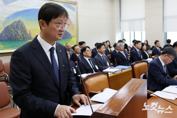 21일 서울 여의도 국회에서 열린 정무위원회의 금융감독원·예금보험공사·서민금융진흥원에 대한 국정감사에서 이찬진 금융감독원장이 업무보고를 하고 있다.