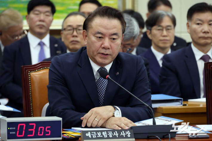 21일 서울 여의도 국회에서 열린 정무위원회의 금융감독원·예금보험공사·서민금융진흥원에 대한 국정감사에서 유재훈 예금보험공사 사장이 의원 질의에 답변을 하고 있다.