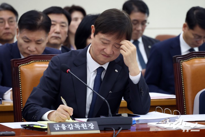 21일 서울 여의도 국회에서 열린 정무위원회의 금융감독원·예금보험공사·서민금융진흥원에 대한 국정감사에서 이찬진 금융감독원장이 생각에 잠겨있다.