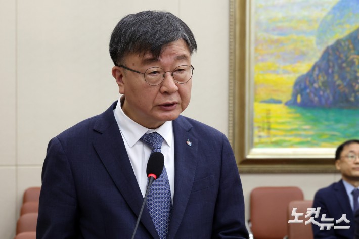 21일 서울 여의도 국회에서 열린 정무위원회의 금융감독원·예금보험공사·서민금융진흥원에 대한 국정감사에서 이재연 서민금융진흥원장이 업무보고를 하고 있다.