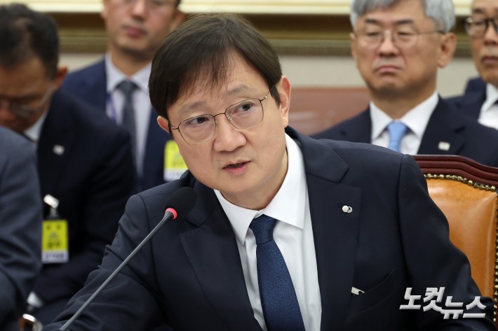 21일 서울 여의도 국회에서 열린 정무위원회의 금융감독원·예금보험공사·서민금융진흥원에 대한 국정감사에서 이찬진 금융감독원장이 의원 질의에 답변을 하고 있다.