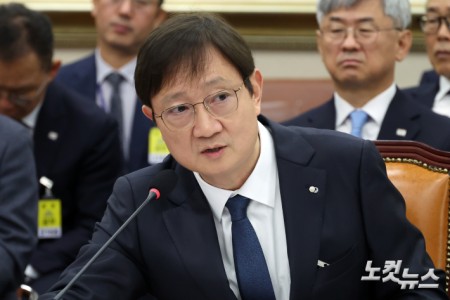 21일 서울 여의도 국회에서 열린 정무위원회의 금융감독원·예금보험공사·서민금융진흥원에 대한 국정감사에서 이찬진 금융감독원장이 의원 질의에 답변을 하고 있다.