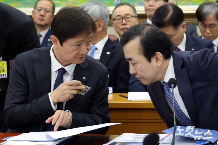 21일 서울 여의도 국회에서 열린 정무위원회의 금융감독원·예금보험공사·서민금융진흥원에 대한 국정감사에서 이찬진 금융감독원장(왼쪽0과 이세훈 수석부원장이 대화를 하고 있다.