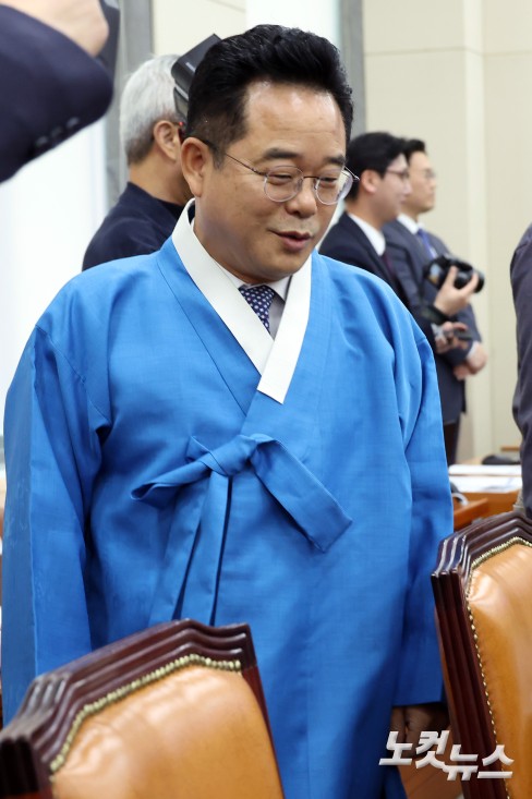 21일 서울 여의도 국회에서 열린 정무위원회의 금융감독원·예금보험공사·서민금융진흥원에 대한 국정감사에 더불어민주당 민병덕 의원이 한복을 입고 참석하고 있다.