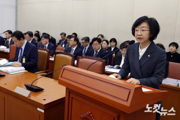 오유경 식품의약품안전처장이 21일 서울 여의도 국회에서 열린 보건복지위원회의 식품의약품안전처 등에 대한 국정감사에서 업무보고를 하고 있다.