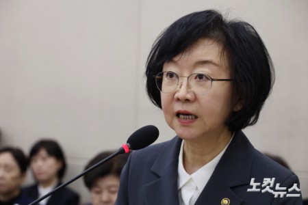 오유경 식품의약품안전처장이 21일 서울 여의도 국회에서 열린 보건복지위원회의 식품의약품안전처 등에 대한 국정감사에서 업무보고를 하고 있다.