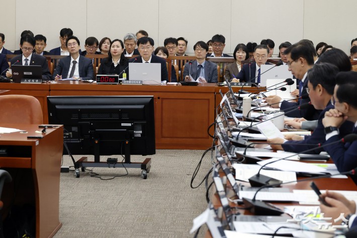 21일 서울 여의도 국회에서 열린 기획재정위원회의 관세청·조달청·국가데이터처 국정감사에서 안형준 국가데이터처장이 의원 질의에 답변을 하고 있다.