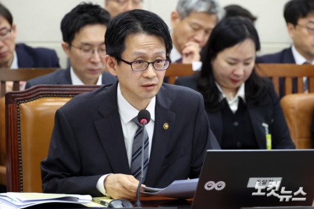 21일 서울 여의도 국회에서 열린 기획재정위원회의 관세청·조달청·국가데이터처 국정감사에서 백승보 조달청장이 의원 질의에 답변을 하고 있다.