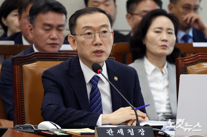 21일 서울 여의도 국회에서 열린 기획재정위원회의 관세청·조달청·국가데이터처 국정감사에서 이명구 관세청장이 의원 질의에 답변을 하고 있다.
