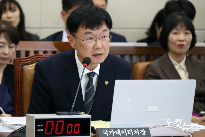 21일 서울 여의도 국회에서 열린 기획재정위원회의 관세청·조달청·국가데이터처 국정감사에서 안형준 국가데이터처장이 의원 질의에 답변을 하고 있다.