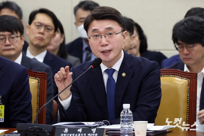 21일 서울 여의도 국회에서 열린 과학기술정보방송통신위원회의 정보통신산업진흥원·소프트웨어정책연구소 등에 대한 국정감사에서 류제명 과기정통부 2차관이 의원 질의에 답변을 하고 있다.