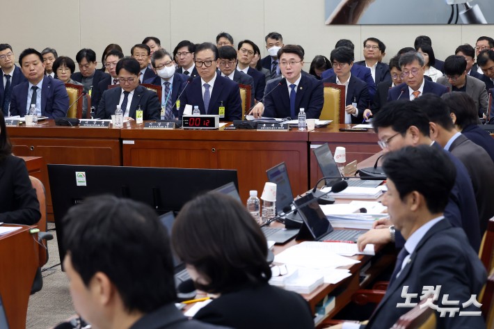 21일 서울 여의도 국회에서 열린 과학기술정보방송통신위원회의 정보통신산업진흥원·소프트웨어정책연구소 등에 대한 국정감사에서 류제명 과기정통부 2차관이 의원 질의에 답변을 하고 있다.