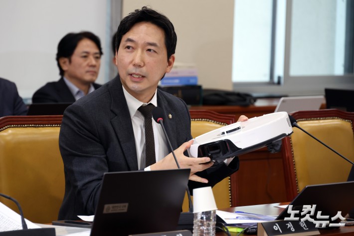 21일 서울 여의도 국회에서 열린 과학기술정보방송통신위원회의 정보통신산업진흥원·소프트웨어정책연구소 등에 대한 국정감사에서 더불어민주당 이정헌 의원이 로봇청소기를 들어보이며 사물인터넷(IoT) 보안과 관련 질의를 하고 있다.