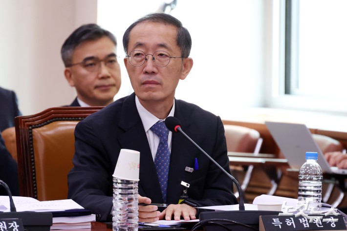 21일 서울 여의도 국회에서 열린 법제사법위원회의 대전고등법원 등에 대한 국정감사에서 한규현 특허법원장이 의원 질의를 받고 있다.