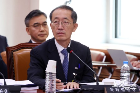 21일 서울 여의도 국회에서 열린 법제사법위원회의 대전고등법원 등에 대한 국정감사에서 한규현 특허법원장이 의원 질의를 받고 있다.
