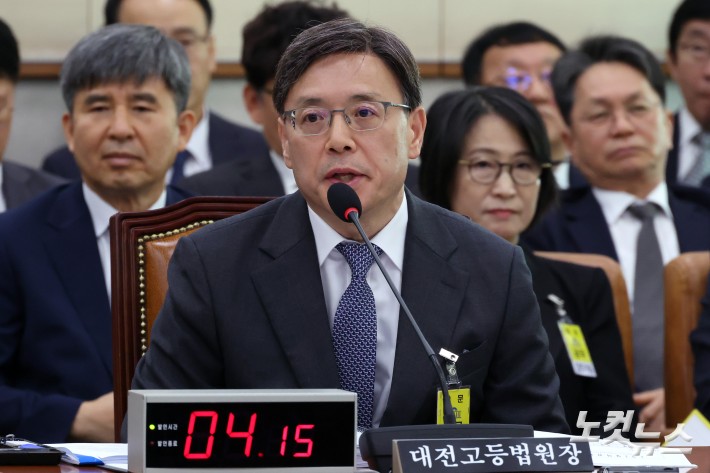 21일 서울 여의도 국회에서 열린 법제사법위원회의 대전고등법원 등에 대한 국정감사에서 이원범 대전고등법원장이 의원 질의에 답변을 하고 있다.