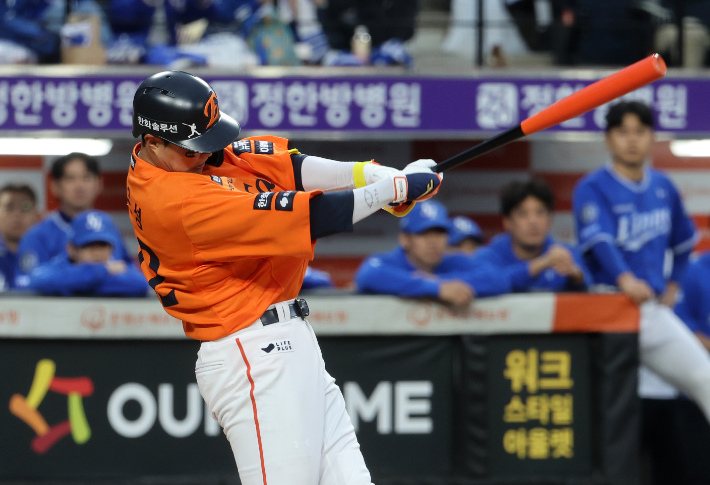 18일 대전 한화생명볼파크에서 열린 2025 KBO 프로야구 포스트 시즌 플레이오프 1차전 삼성 라이온즈와 한화 이글스의 경기. 8회말 2사 1, 3루 때 한화 채은성이 쐐기 1타점 적시타를 쳐내는 모습. 연합뉴스 