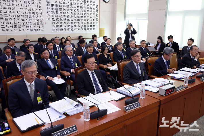 21일 서울 여의도 국회에서 법제사법위원회의 대전고등법원 등에 대한 국정감사가 열리고 있다. (왼쪽부터 설범식 광주고등법원장과 진성철 대구고등법원장, 이원범 대전고등법원장, 박종훈 부산고등법원장, 한규현 특허법원장) 윤창원 기자