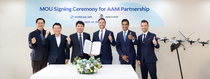  대한항공은 20일 오후 고양시 킨텍스 '서울 국제 항공우주 및 방위산업 전시회(ADEX) 2025' 행사장에서 미국 도심항공교통 선도 기업 아처 에비에이션(Archer Aviation)과 미래항공교통(AAM) 모델 공동 개발을 위한 양해각서(MOU)를 맺었다. 사진은 MOU 서명식에 참석한 임진규 대한항공 항공우주사업본부장(왼쪽에서 세 번째), 유종석 대한항공 안전보건 총괄 겸 오퍼레이션 부문 부사장(왼쪽에서 두 번째), 박희돈 대한항공 경영전략본부장(왼쪽에서 첫 번째), 애덤 골드스타인 아처 에비에이션 최고경영자 (왼쪽에서 네 번째) 등 양사 주요 관계자가 기념사진을 촬영하는 모습. 대한항공 제공
